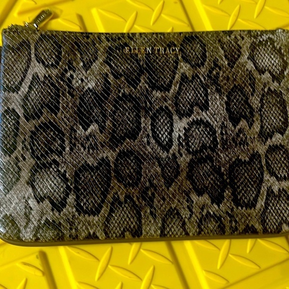 6 Leaped Brown Wristlet - Picture 1 of 7